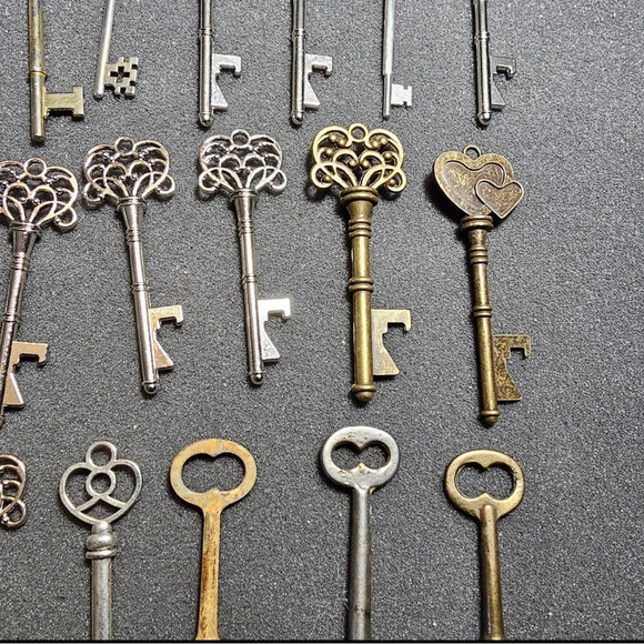 Large Lot Of 22 Metalic Ornate Skeleton Keys Modern Reproductions For Crafts - Picture 5 of 7